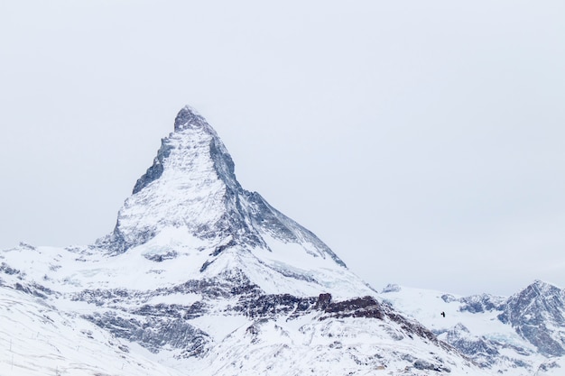 Geïsoleerde mening van de piek Matterhorn in de winter met sneeuw