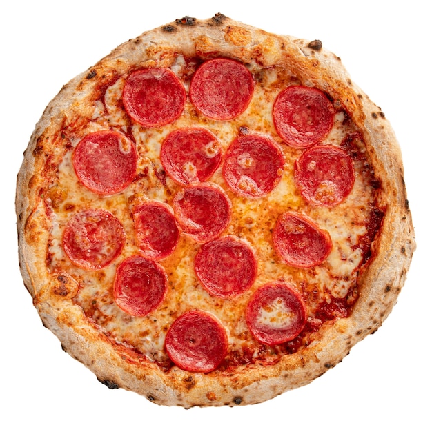 Geïsoleerde pepperoni pizza met salami