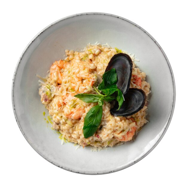 Geïsoleerde portie van gourmet vis en zeevruchten risotto