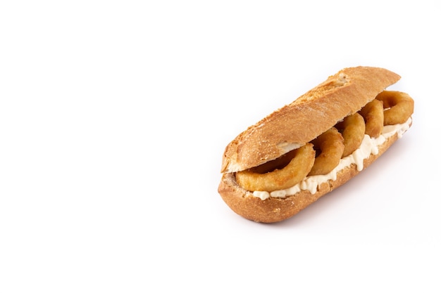 Geïsoleerde sandwich met calamari-ringen, typisch voedsel uit Madrid