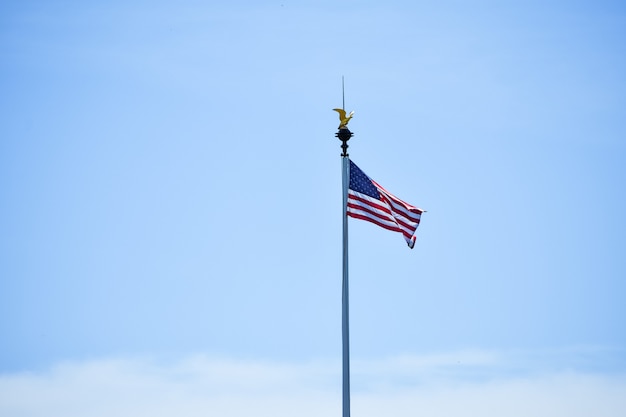 Geïsoleerde Verenigde Staten vlag zwaaien in de wind in een blauwe lucht