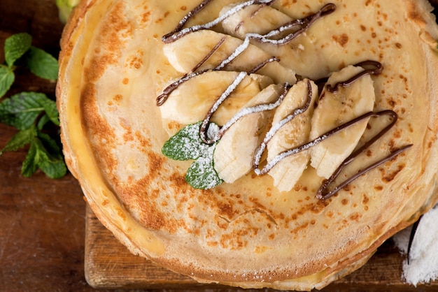 Geïsoleerde woestijn - stapel pannenkoek met banaan op een houten tafel