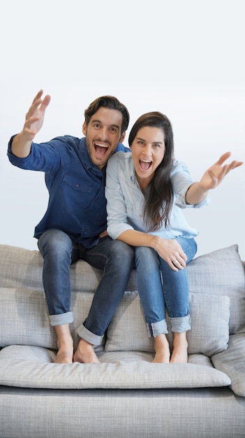 Geïsoleerds schitterend glimlachend paar in denim op op z'n gemak laag