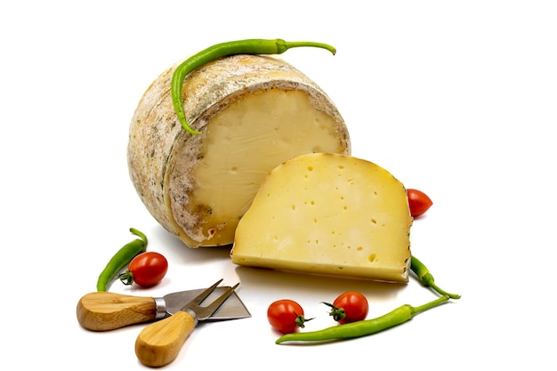 Geiten cheddar kaas geïsoleerd op een witte achtergrond close-up