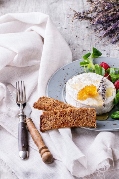 Geitenkaas met honing en frambozen