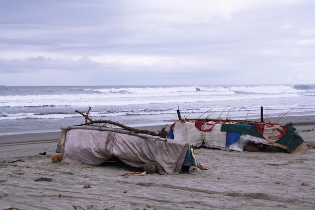 gekantelde boot op het strand