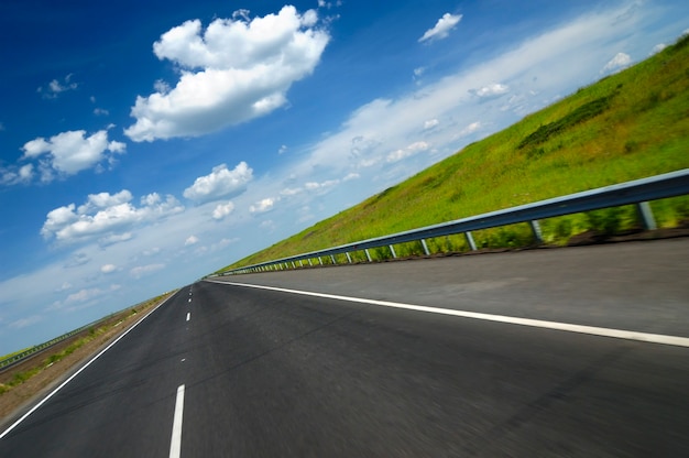 Gekantelde hoekopname van een gladde snelweg