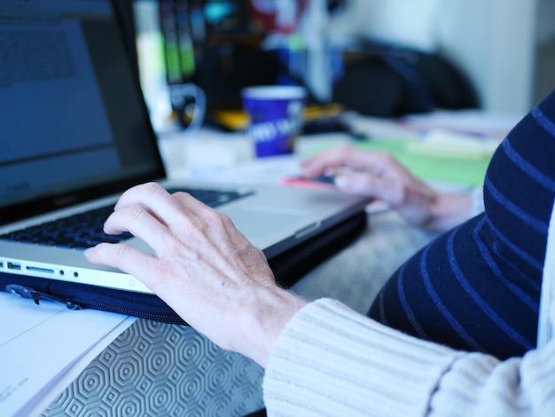 Foto gekapte afbeelding van een hand met een laptop