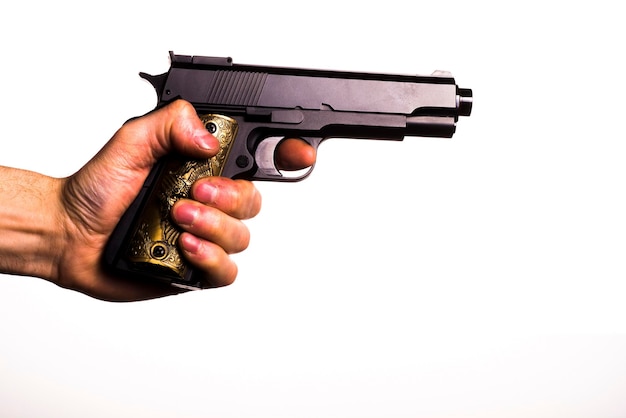 Gekapte afbeelding van een hand met een pistool op een witte achtergrond