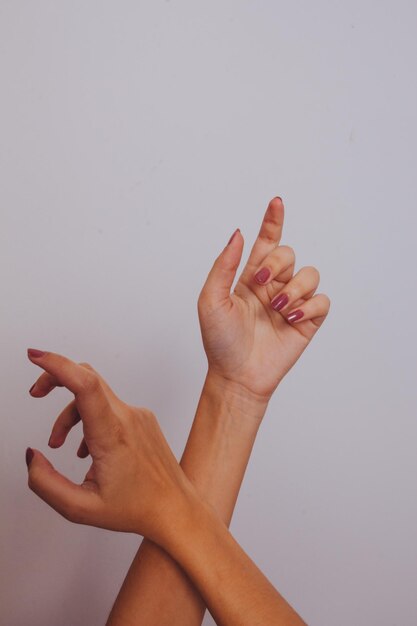 Foto gekapte afbeelding van een hand op een muur tegen een witte achtergrond