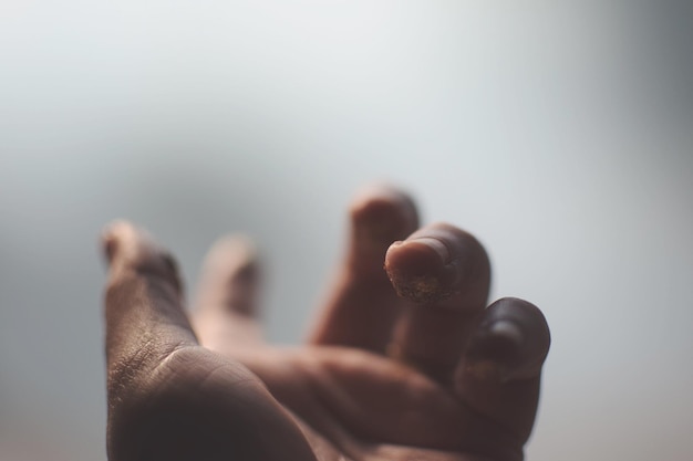 Gekapte afbeelding van een hand tegen de lucht