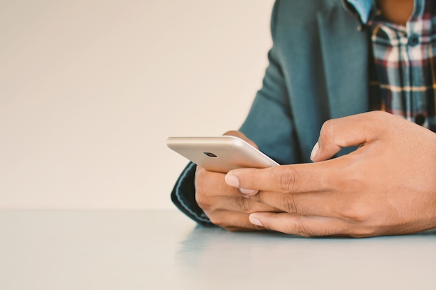 Gekapte afbeelding van een man die een telefoon gebruikt