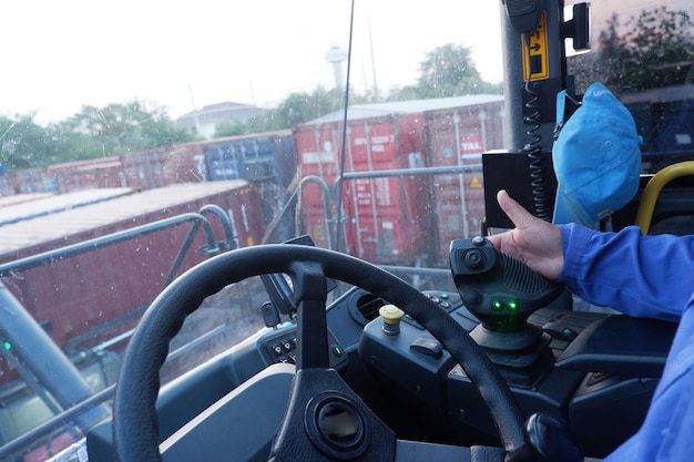 Gekapte afbeelding van een man die een vrachtwagen rijdt