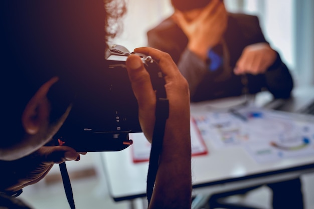 Foto gekapte afbeelding van een man die met een camera fotografeert