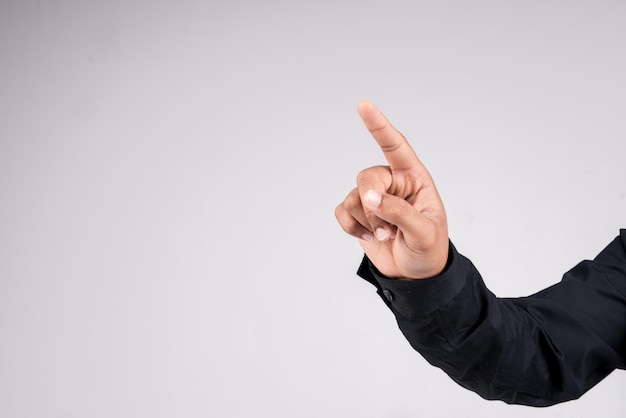 Foto gekapte afbeelding van een man die tegen een grijze achtergrond gebaren maakt