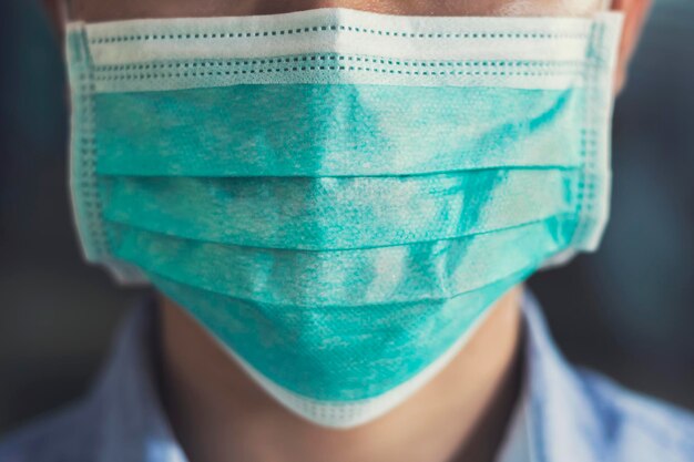 Gekapte afbeelding van een man met een chirurgisch masker