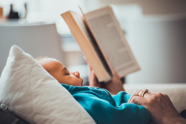 Gekapte afbeelding van een ouder met een baby die op het bed slaapt