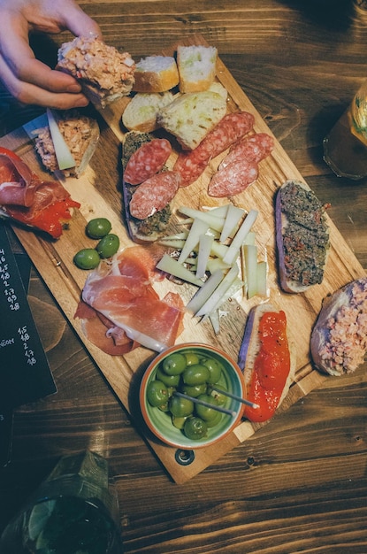 Gekapte afbeelding van een persoon die een maaltijd eet