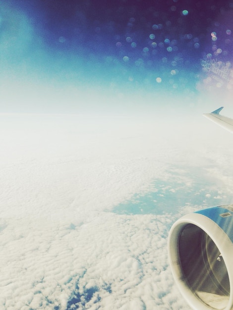 Foto gekapte afbeelding van een vliegtuig boven het landschap