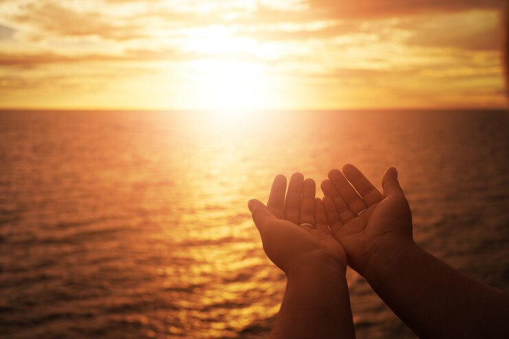 Foto gekapte afbeelding van een vrouw met gekoppelde handen tegen de zee