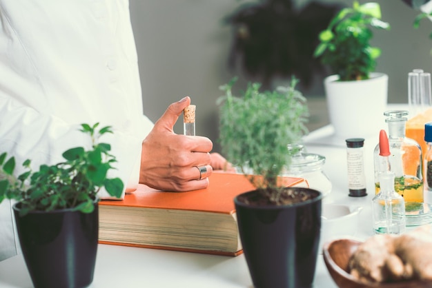 Foto gekapte afbeelding van een vrouwelijke chef-kok die eten bereidt in een commerciële keuken