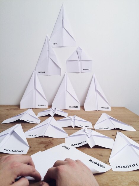 Foto gekapte afbeelding van handgevouwen papieren vliegtuigen