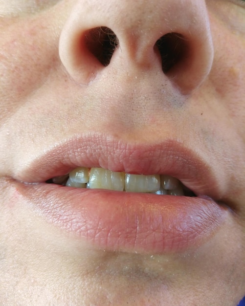 Foto gekapte afbeelding van mannelijke lippen