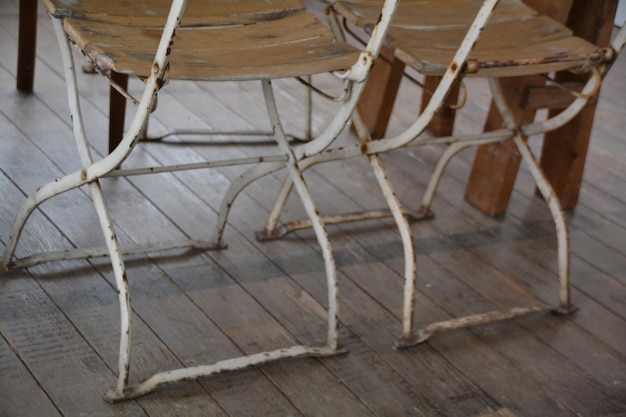 Foto gekapte afbeelding van roestige stoelen op een houten vloer