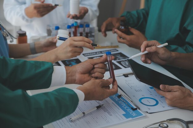 Gekapte afbeelding van succesvolle artsen die tijdens de conferentie over de diagnose discussiëren