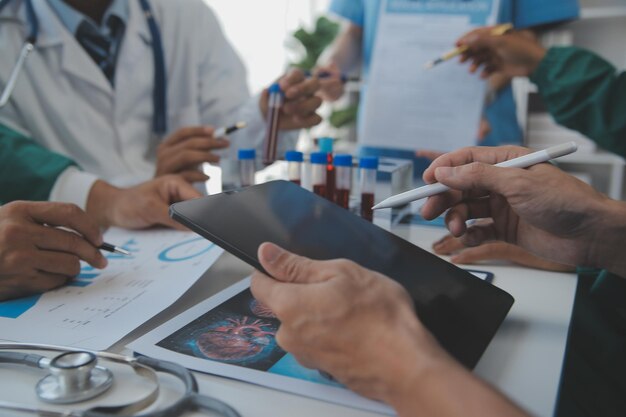 Gekapte afbeelding van succesvolle artsen die tijdens de conferentie over de diagnose discussiëren