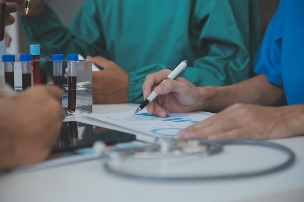 Gekapte afbeelding van succesvolle artsen die tijdens de conferentie over de diagnose discussiëren