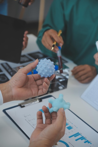 Gekapte afbeelding van succesvolle artsen die tijdens de conferentie over de diagnose discussiëren