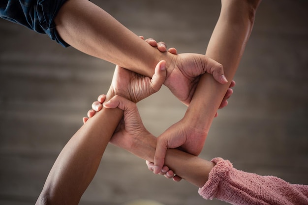 Gekapte afbeelding van vrienden die elkaar de hand geven