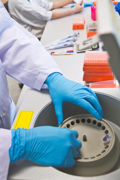 Gekapte afbeelding van wetenschappers die in een laboratorium werken