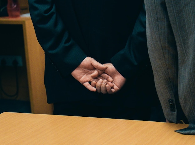 Gekapte afbeelding van zakenlieden die elkaar de hand schudden in het kantoor