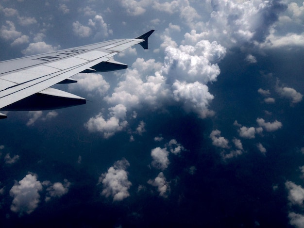 Foto gekapte beelden van een vliegtuig dat in de lucht vliegt