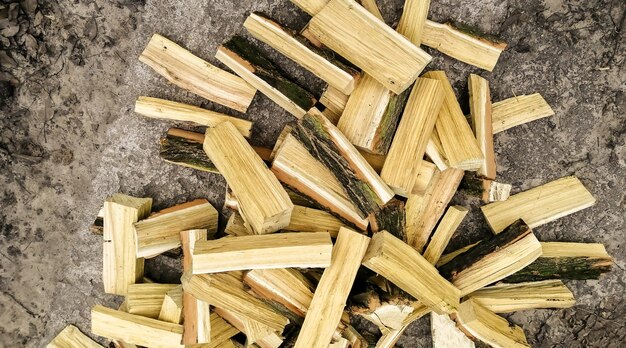Gekapte brandhout Brandhout voor het verwarmen van het huis Brandstof voor de winter