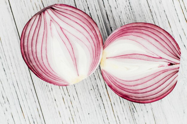 Gekapte groene uien op een witte tafel