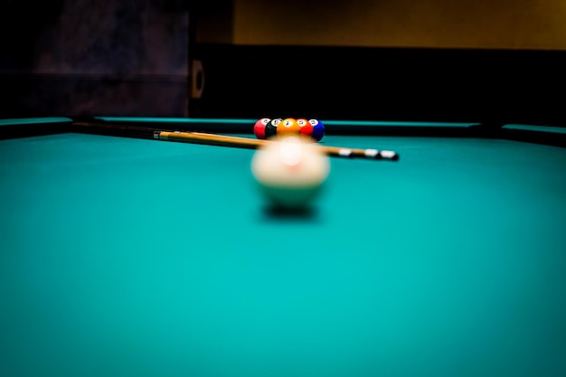 Gekapte hand die biljart speelt