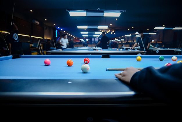 Gekapte hand die biljart speelt