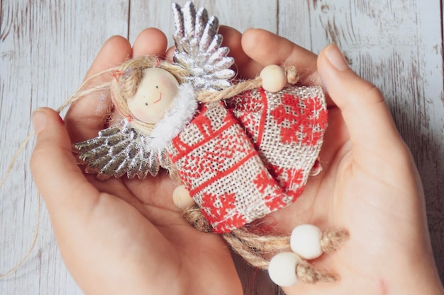 Gekapte hand die kerstversiering vasthoudt