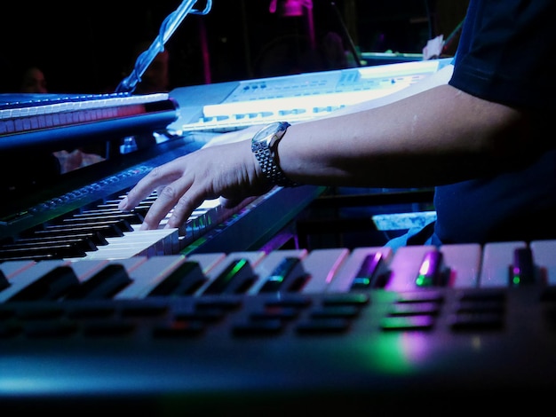 Foto gekapte hand die piano speelt