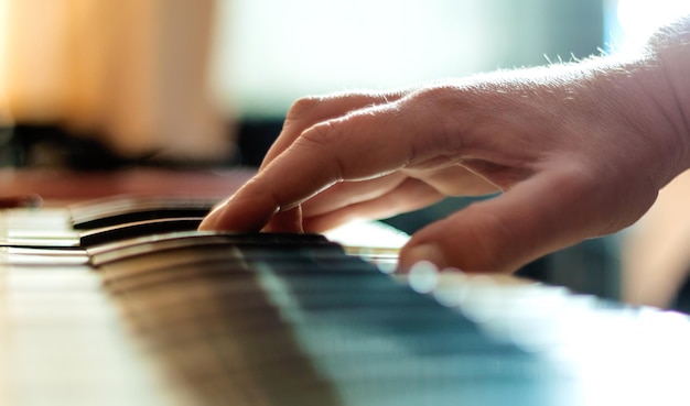 Foto gekapte hand die piano speelt