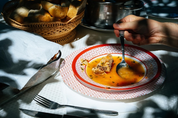 Gekapte hand die thuis eten eet.