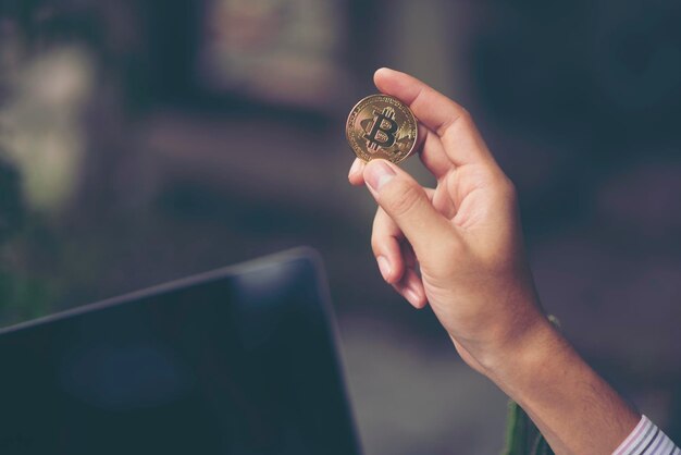 Foto gekapte hand met bitcoin