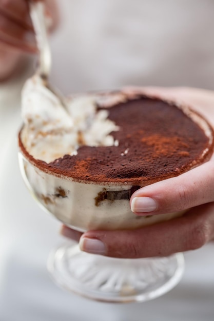 Gekapte hand met dessert aan tafel
