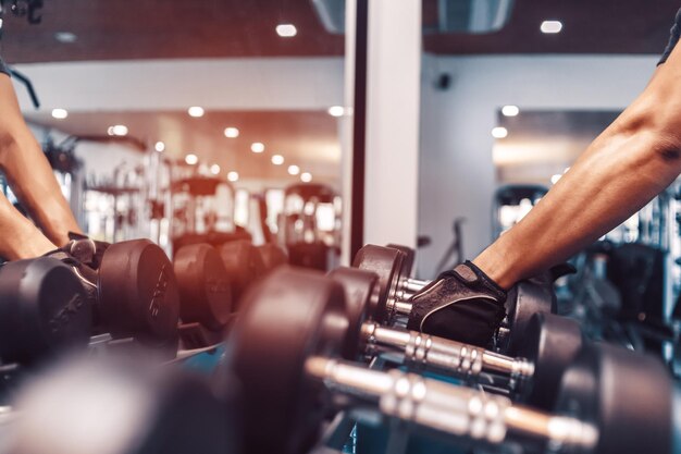 Foto gekapte hand met dumbbell