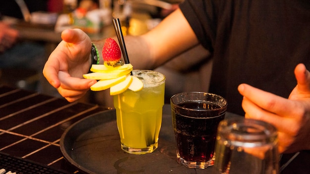 Gekapte hand met een bierglas