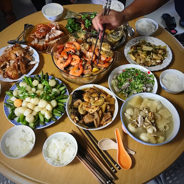 Foto gekapte hand met eten aan tafel