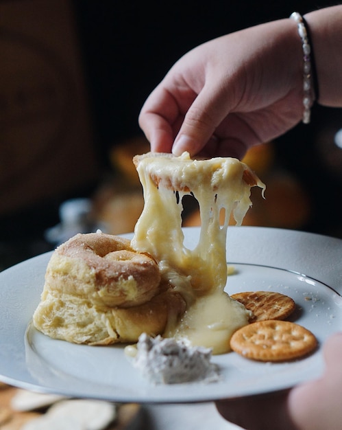 Foto gekapte hand met eten